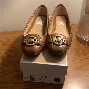 NWT MK Fulton flat